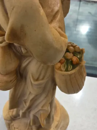 Escultura anciana comprando
