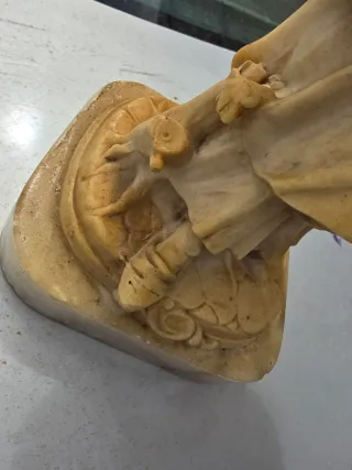Escultura anciana comprando