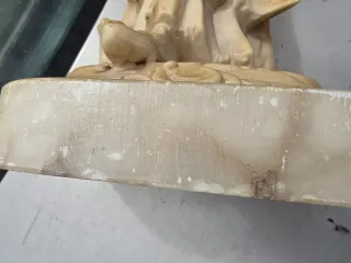 Escultura anciana comprando
