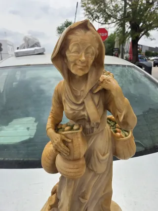 Escultura anciana comprando