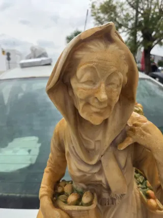 Escultura anciana comprando
