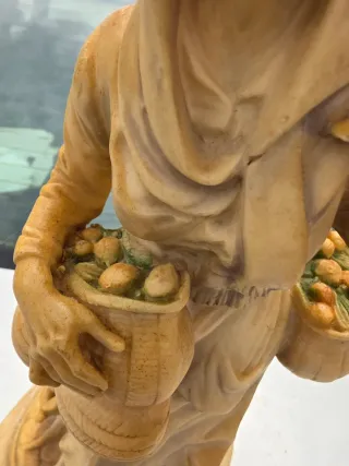 Escultura anciana comprando
