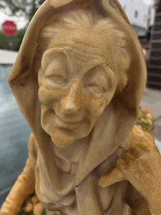 Escultura anciana comprando