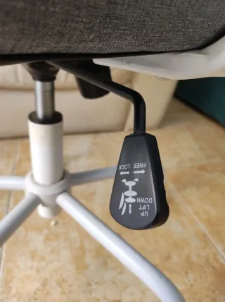 Silla de escritorio Hbada gris y blanca