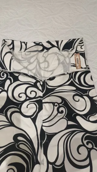 Falda estampada blanco y negro