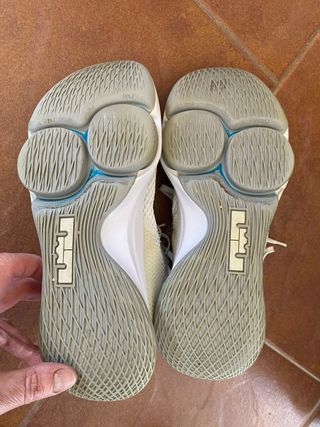 Zapatillas Nike Baloncesto Blancas y Plateadas