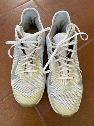 Zapatillas Nike Baloncesto Blancas y Plateadas