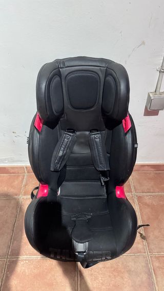 Silla de coche negra y roja