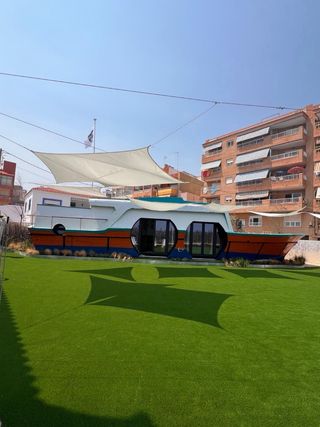 Barco vivienda turístico frente al mar en Sueca