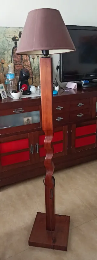 Lámpara de pie de madera con pantalla