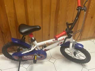 Bicicleta infantil con ruedines solo a un lado