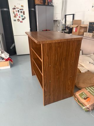 Mueble de madera en perfecto estado.