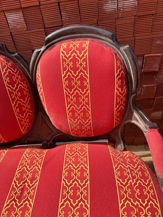 Sofá antiguo tapizado rojo y dorado