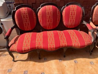 Sofá antiguo tapizado rojo y dorado