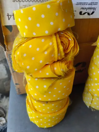 Cinta de tela amarilla intenso con lunares blancos