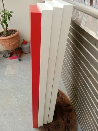 Estantería moderna roja y blanca
