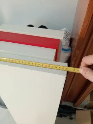 Estantería moderna roja y blanca