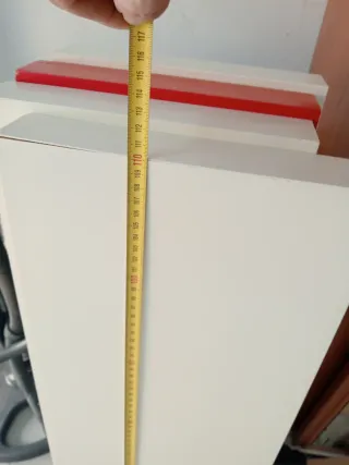 Estantería moderna roja y blanca