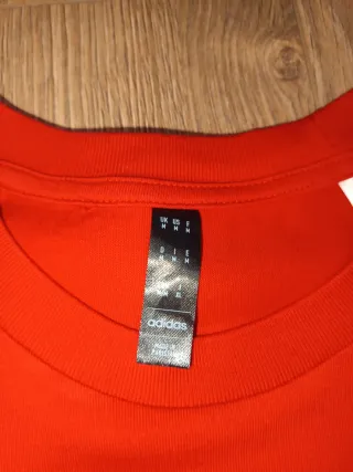 Camiseta Adidas Roja con Rayas Blancas