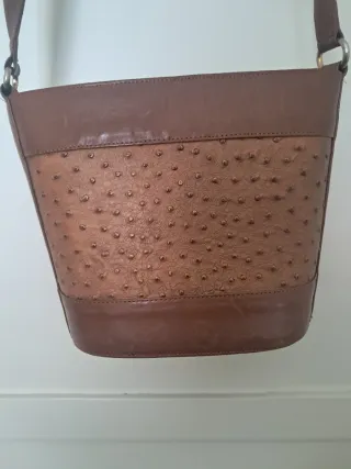 Bolso marrón con textura