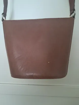 Bolso marrón con textura
