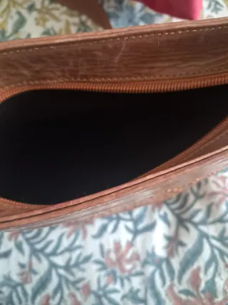 Bolso marrón con textura