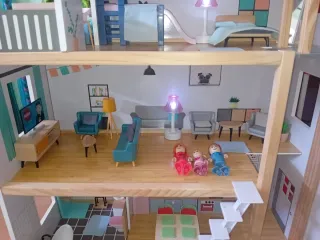Casa de muñecas de madera con piscina