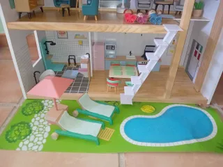Casa de muñecas de madera con piscina