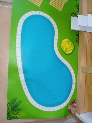 Casa de muñecas de madera con piscina