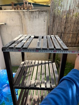 Estantería de madera oscura