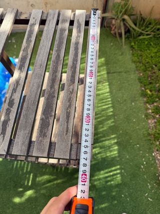 Estantería de madera oscura