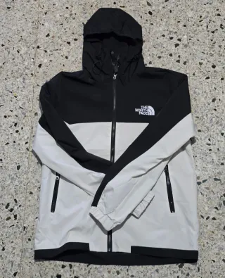 Chaqueta The North Face Negra y Blanca