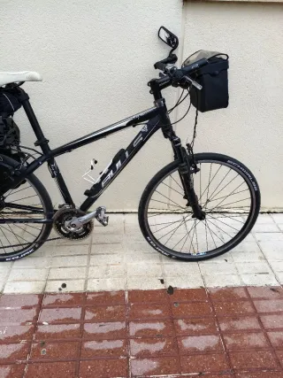 Bicicleta de paseo negra