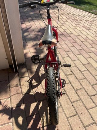 Bicicleta infantil roja