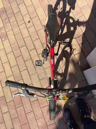 Bicicleta infantil roja