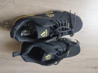 Zapatillas Adidas Negras y Doradas