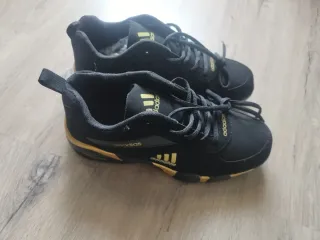 Zapatillas Adidas Negras y Doradas