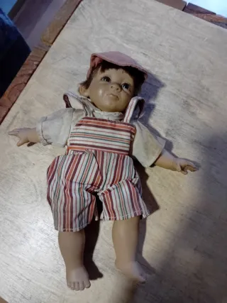 Muñeco antiguo niño con gorra y peto