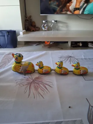 Juguete de hojalata patos