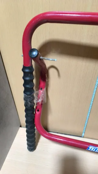 Soporte para colgar bicicletas rojo
