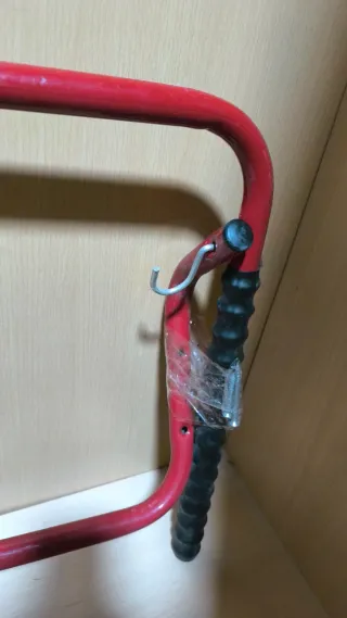 Soporte para colgar bicicletas rojo