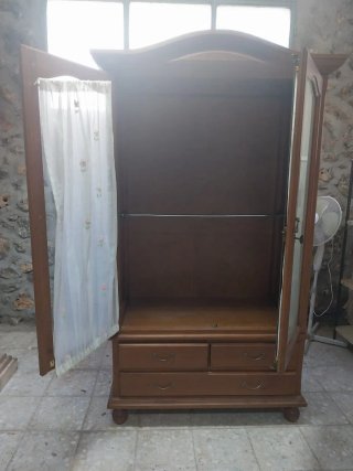 Armario de madera con puertas de cristal
