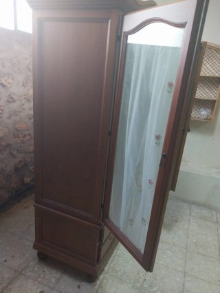 Armario de madera con puertas de cristal