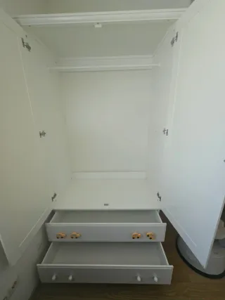 Armario infantil blanco con tiradores de coche