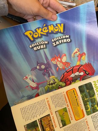 Revista Pokémon con Póster Rojo Fuego