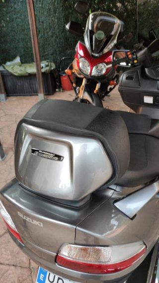 Suzuki Burgman 650 Executive Plata