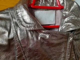 Blazer dorada metalizada con cinturón