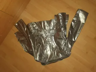 Blazer dorada metalizada con cinturón