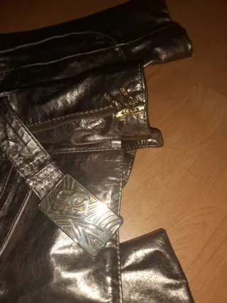 Blazer dorada metalizada con cinturón