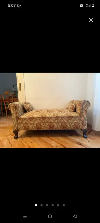 Diván antiguo de tela y madera